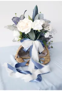 Bouquet da sposa artificiale in stile occidentale con gigli blu e nastri eleganti per nozze.