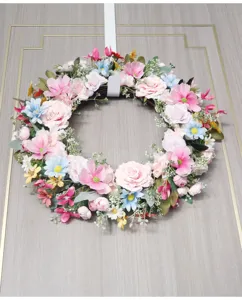 Detailaufnahme des künstlichen Frühlingsblumenkranzes, bunte Seidenblumen Wandtür Deko.
