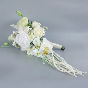 Weißer Brautstrauß künstliche Blumen in Tropfenform für Hochzeitsfotografie und Dekoration.