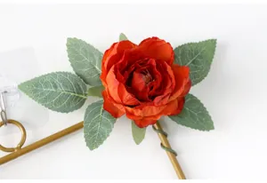 Nahaufnahme von geometrischen Eisen künstlichen Rosenblüten für Heimwanddekoration.