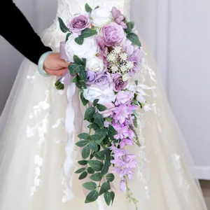 Eleganter künstlicher Brautstrauß im Kaskaden-Design mit weißen und lila Rosen für Fotos.