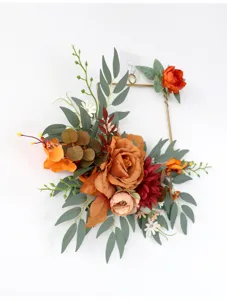 Detailansicht des künstlichen Herbst-Rosenblumenarrangements mit geometrischem Metallrahmen.