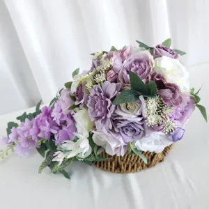 Eleganter kaskadenförmiger künstlicher Brautstrauß mit Rosen für Hochzeitsdekoration.