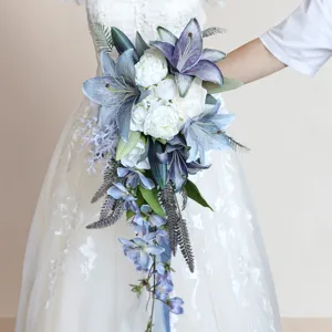 Bouquet da Sposa Occidentale a Goccia a Cascata Giglio Peonia Artificiale per Matrimonio Fotografia all'aperto