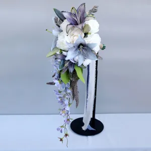 Bouquet da sposa artificiale a cascata in stile occidentale con gigli blu e peonie bianche.