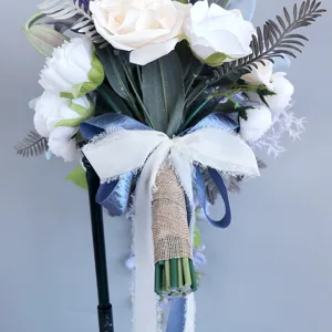 Bouquet da sposa a goccia rose bianche artificiali gigli con nastro blu decoro