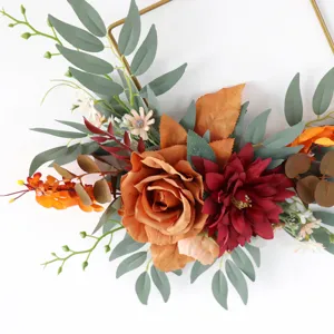 Geometrischer künstlicher Rosen Blumenkranz mit Eisenrahmen für Wanddekoration.