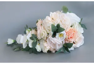 Künstlicher Kaskaden Hochzeitsblumenstrauß Detail, rosa weiße Rose Deko für Braut Zeremonie.