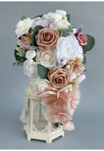 Künstlicher Wasserfall Brautstrauß mit Rosen und Orchideen für Hochzeitsfotografie Requisite.