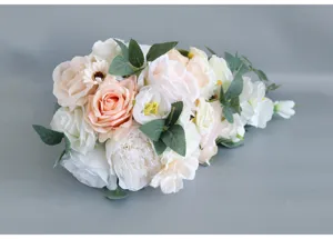 Nahaufnahme Detail des künstlichen kaskadierenden Brautstraußes mit Rosen und Grün.