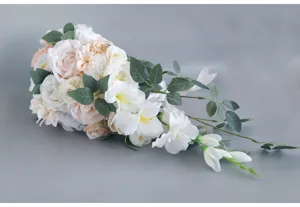 Kaskade Brautstrauß Kunstblumen Detail, weiße Rosen und grüne Blätter für Hochzeitsdeko.