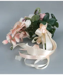 Künstlicher kaskadierender Hochzeitsstrauß Detail, rosa Orchidee und weiße Rose Blumendekor.