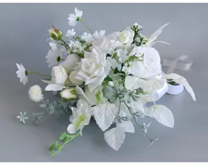 Weißer künstlicher Rosen- und Gänseblümchen-Brautstrauß Detail für Hochzeitsfotografie und Heimdekoration.