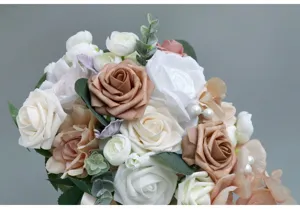 Künstlicher Tropfen Brautstrauß Detailaufnahme mit weißen und rosa Rosen sowie Perlen.