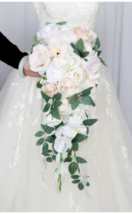 Künstlicher Kaskaden Brautstrauß, weiße und rosafarbene Hochzeitsblumen für Zeremonie.