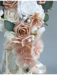 Detail des künstlichen Kaskaden-Brautstraußes, elegante rosa und weiße Hochzeitsblumen.