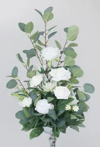 Detailaufnahme von künstlichen weißen Rosen und grünen Eukalyptusblättern Hochzeitsblumen.