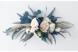 Detailaufnahme von künstlichen Hochzeitsbogen Blumen, blaue und champagnerfarbene Rosen.