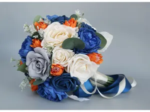 Detaillierte Ansicht des künstlichen Hochzeitsbrautstraußes mit blauen und orangen Rosen.