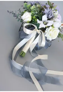 Europäischer künstlicher Hochzeits-Brautstrauß mit weißen Rosen und doppelten Bändern.