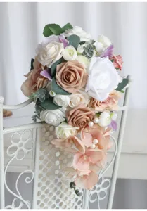 Künstlicher kaskadenförmiger Brautstrauß, elegante Handblume für Hochzeitsfotografie-Requisite.
