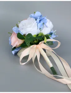 Vista detallada de un ramo de flores artificiales con rosas blancas y hortensias azules.