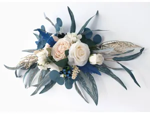 Detailansicht künstlicher Hochzeitsbogen Blumenarrangement mit Rosen und Eukalyptusblättern.