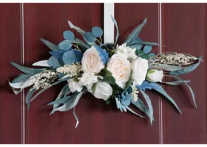Detailansicht des künstlichen Blumen-Swags mit champagnerfarbenen Rosen und Eukalyptusblättern.