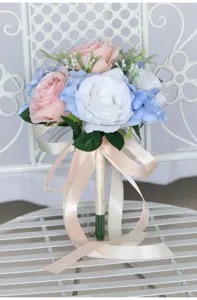 Detalle de ramo de novia artificial con rosas blancas y hortensias azules con cinta.