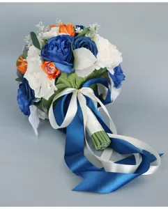 Detailansicht des künstlichen Brautstraußes mit blauen weißen Blumen und Bändern.