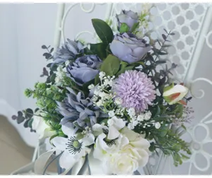 Detailansicht des europäischen künstlichen Brautstraußes mit Rosen für die Hochzeit.