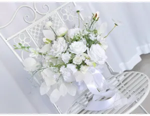 Detailaufnahme des künstlichen weißen Hochzeitsbrautstrausses mit Rosen und Bändern Stuhl.