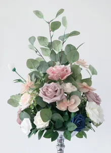Künstliche Blumen Gesteck Detail für schöne Hochzeit Tischaufsatz Blumendekoration.