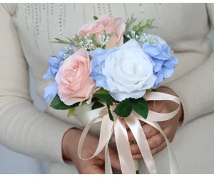 Ramo de novia artificial con rosas rosas blancas y hortensias azules para decoración.