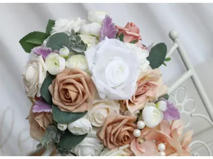 Künstlicher Blumen-Wasserfall-Brautstrauß mit weißen und champagnerfarbenen Rosen.