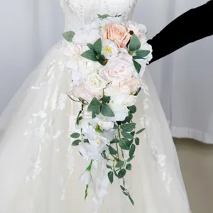 Kaskadenförmiger künstlicher Hochzeits-Blumenstrauß für romantische Brautdekoration.