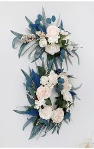 Künstliche Blumenbogen Dekorationsdetails mit blauen und weißen Rosen für Hochzeiten.