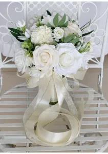 Eleganter künstlicher Brautstrauß mit weißen Rosen und Band für Hochzeits-Foto-Requisiten.