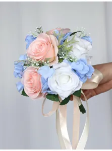Vista detallada del ramo de rosas artificiales con hortensias azules para bodas.