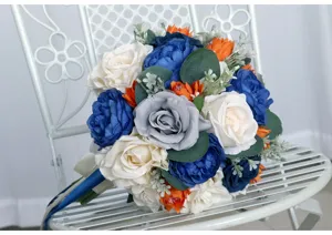 Detailaufnahme künstlicher Blumenstrauß, blau-weiße Rosen für tolle Hochzeitsdeko.