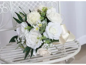 Eleganter künstlicher weißer Rosen Brautstrauß für Hochzeitsdekoration und Fotorequisiten.