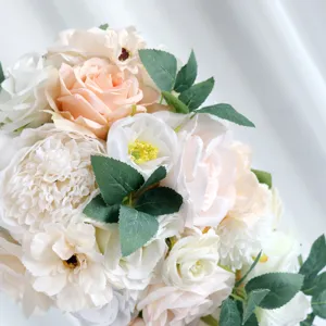 Künstlicher Seiden Brautstrauß mit rosa und weißen Rosen für schöne Hochzeitsfeiern.