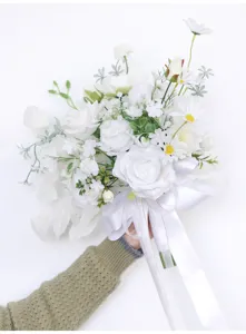 Weißer künstlicher Hochzeitsblumenstrauß mit Rosen für Brautfotografie Requisiten und Heimdekoration.