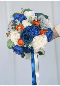 Nahaufnahme eines künstlichen Brautstraußes mit blauen, weißen und orangen Blumen.