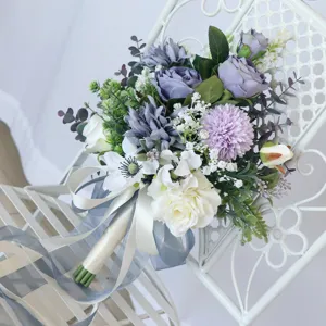 Atemberaubender europäischer Brautstrauß aus künstlichen Blumen für Heimdekoration und Fotos.