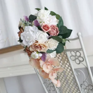 Atemberaubender kaskadierender künstlicher Brautstrauß, elegante Rosen für Hochzeiten.