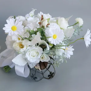 Eleganter weißer künstlicher Brautstrauß mit Gänseblümchen und Rosen für Hochzeitsdeko.