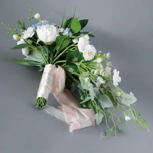 Stilvoller künstlicher kaskadierender Brautstrauß für Hochzeit mit weißen Blumen.