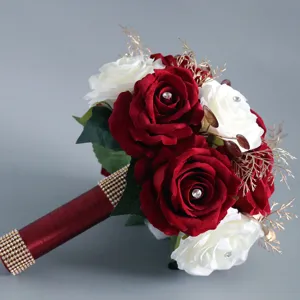 Bouquet da sposa artificiale con rose rosse e bianche, strass scintillanti e rametti dorati.