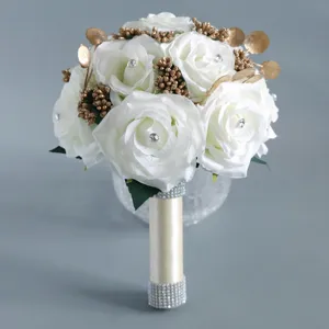 Künstlicher Brautstrauß für Hochzeit mit weißen Rosen, goldenen Blättern und Strassgriff.